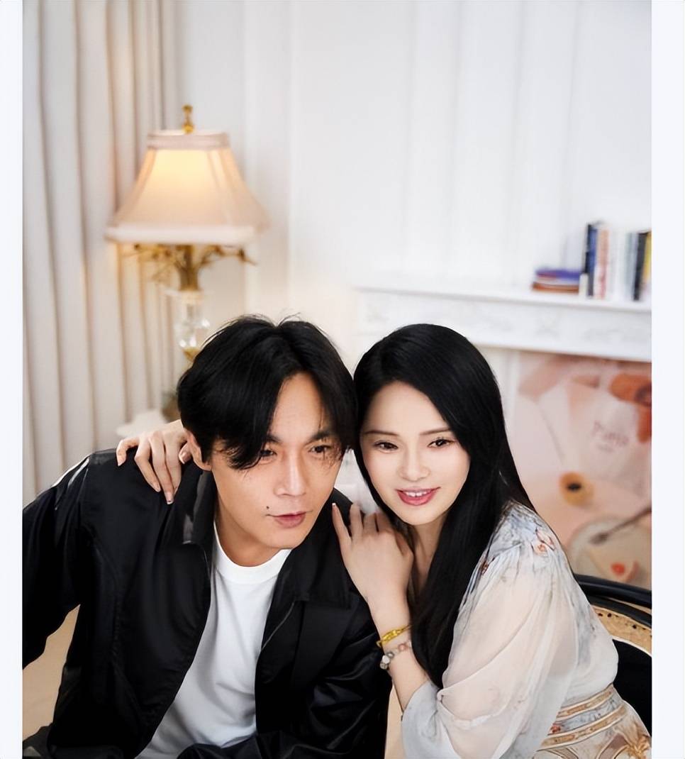 秦昊伊能静东北游玩，夫妻牵手同行，令人羡慕！