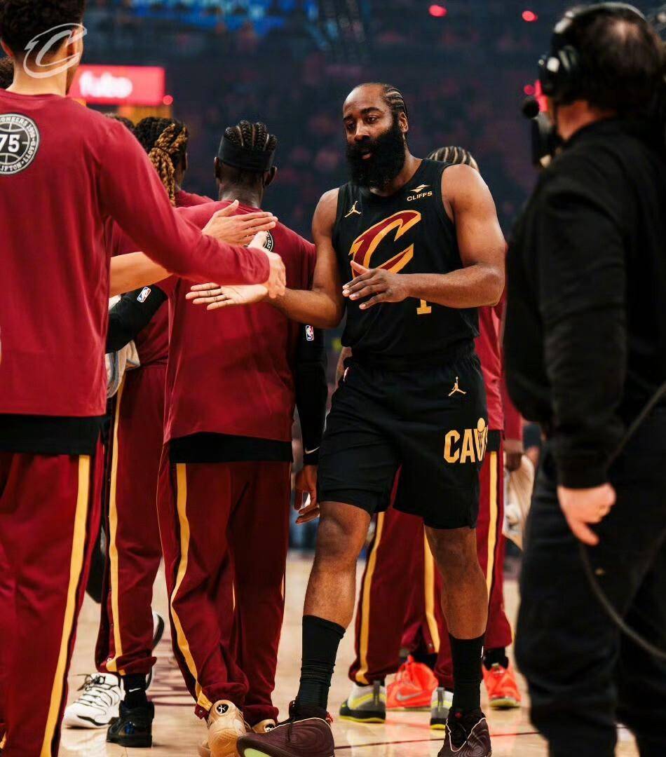 虎牙直播_NBA直播_足球篮球英超欧洲杯高清体育赛事爆冷门！骑士全明星阵容遇雷霆残阵竟落后哈登带队苦追分差难掩颓势