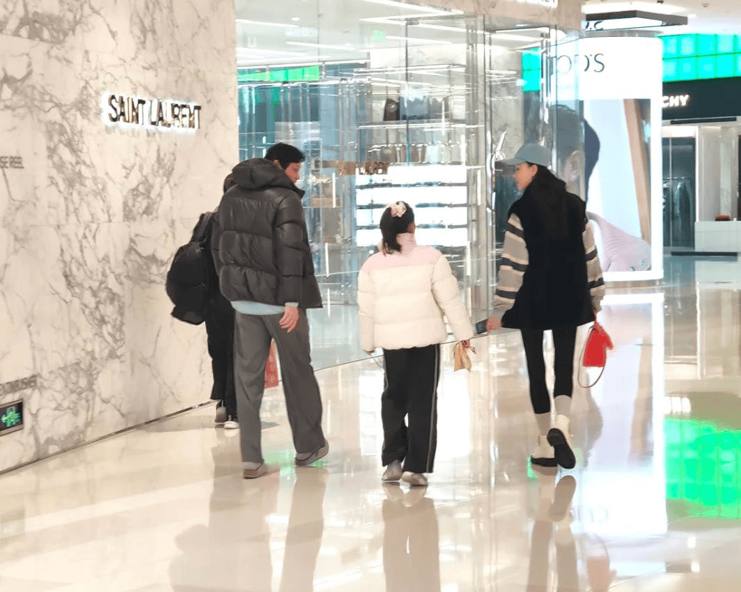 范志毅一家法国度假,小17岁妻子打扮洋气似明星,他站身旁像保镖