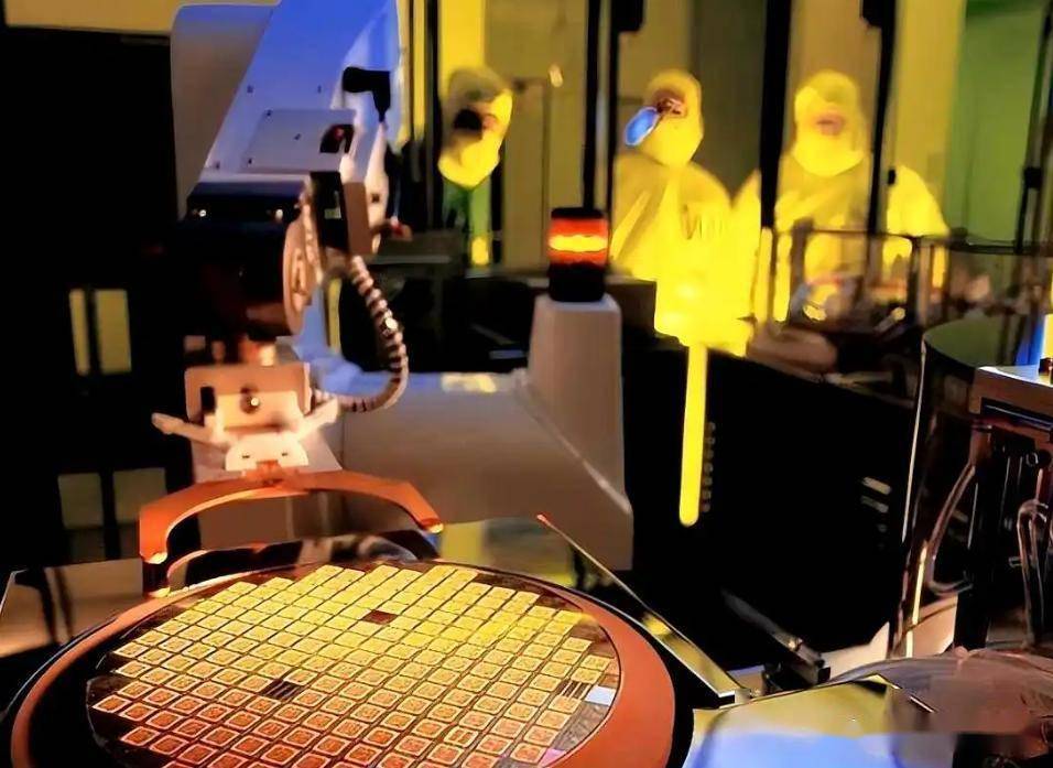 原创 现世报!ASML裁员1700人,450亿芯片烂仓库,荷兰:断供是步臭棋