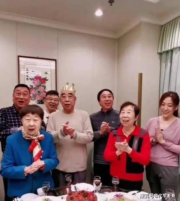 68岁冯巩近况曝光！连续33年登上春晚舞台，如今陪妻子享受快乐晚年生活