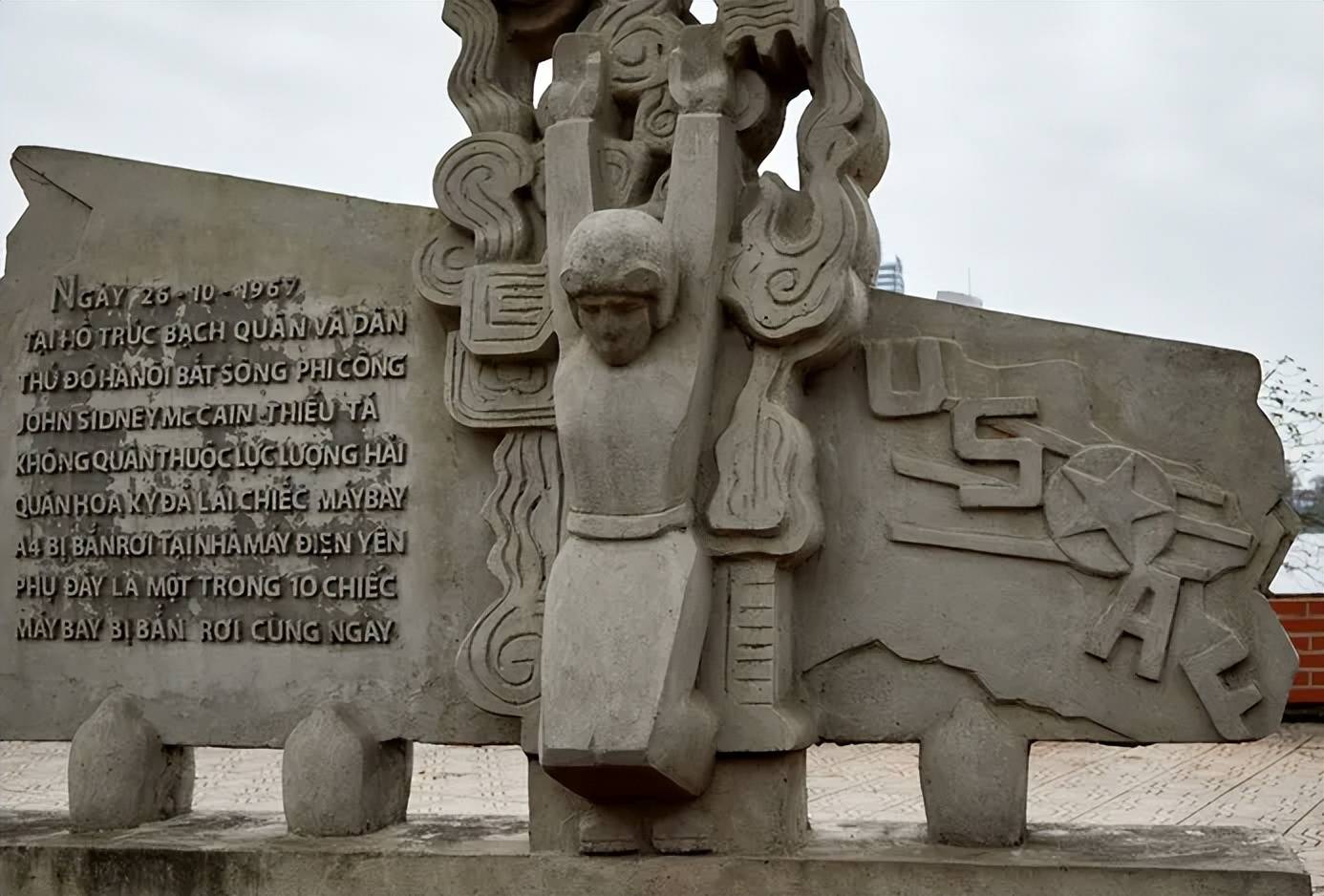 哥别动手,我是美国人!美国飞行员统一跪地投降是有标准的?