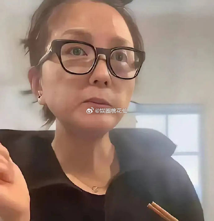 39岁何洁自曝每月开销六位数，疑抱怨前夫不给抚养费，已辞掉司机保姆