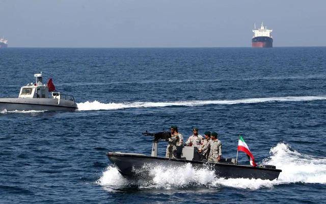 日本船只被炸，两名公民被捕？自卫队刚出兵，高市早苗就收到噩耗