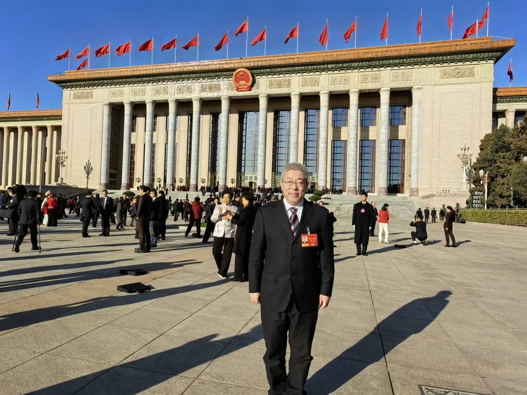 张翼代表：建议实施补充性育儿补贴，减轻育儿压力