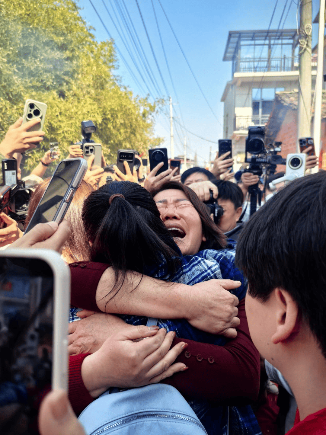 重男轻女爷爷偷偷把刚出生2天孙女遗弃,被捡送福利院后被领养到荷兰,女孩毕业跨国寻亲28年终团圆