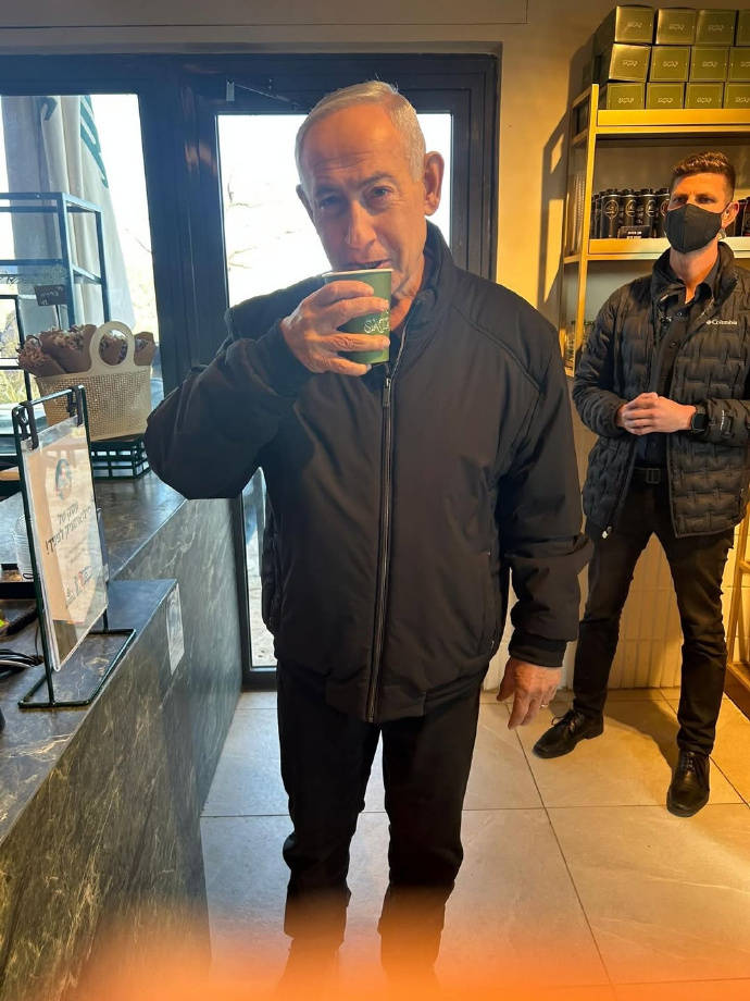 从“六指谣言”到咖啡馆辟谣：内塔尼亚胡自证在世，却难掩三重危机