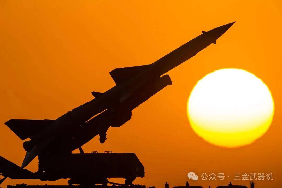 塞尔维亚总统武契奇突然亮出中国导弹!射程覆盖巴尔干,美欧这次真坐不住了?