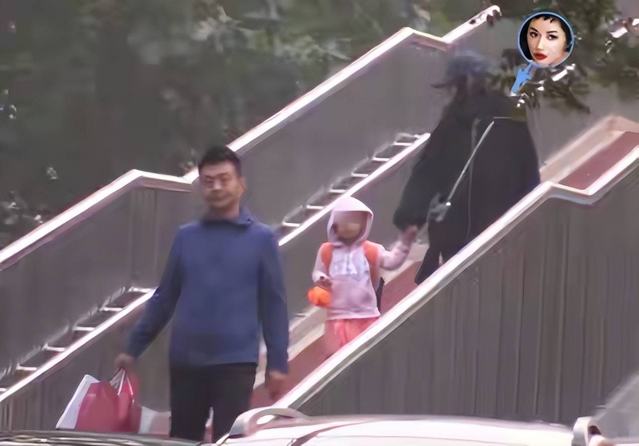 54岁瞿颖已结婚！曝男方山东籍机长有俩女儿，两人挽手散步好亲密