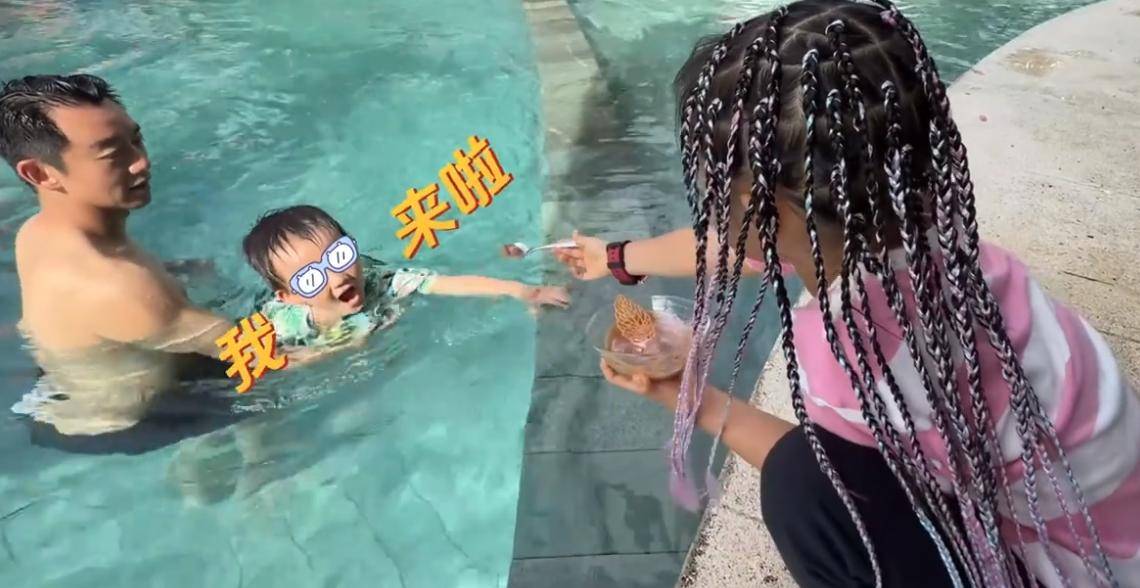 苗苗主动晒五口全家福，郑恺基因强大，仨孩子都像他看着一模一样