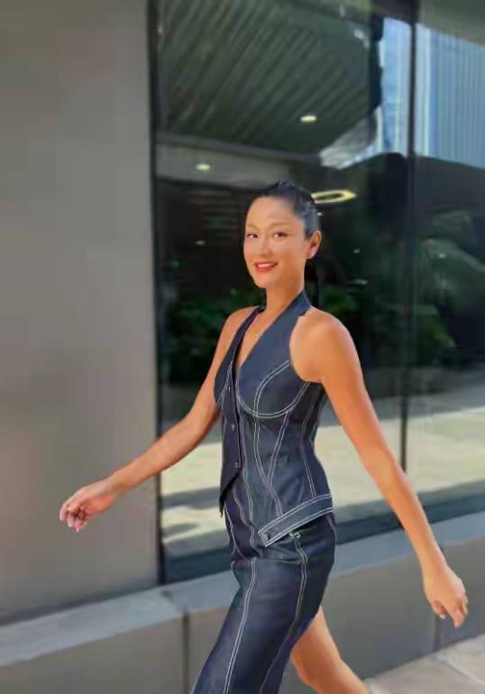 54岁瞿颖已结婚！曝男方山东籍机长有俩女儿，两人挽手散步好亲密