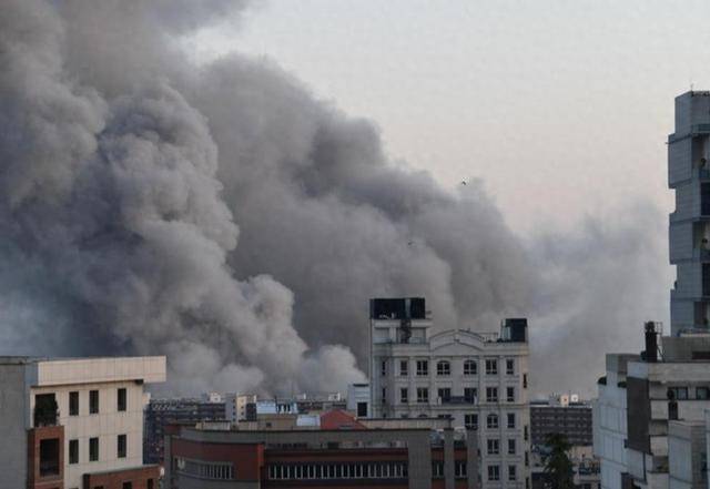 伊朗不费一兵一卒，美军自己消耗掉一艘航母？600个床铺烧没，船员打地铺作战