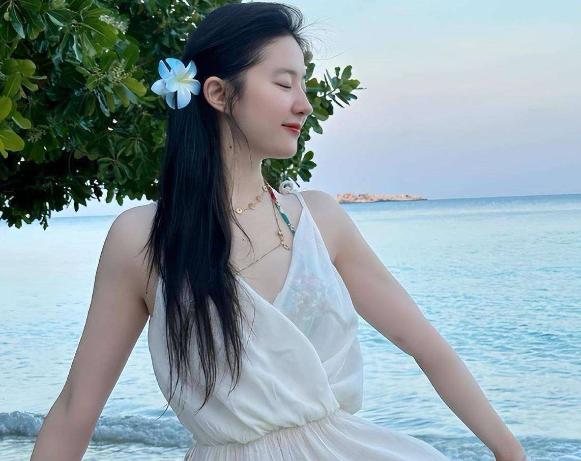 刘亦菲海边生图被扒！真实身材惹争议仙女也曾有黑历史？