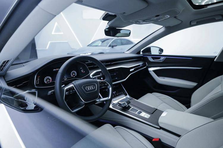 大空间七座布局适合大家庭出行的MPV推荐(图1)