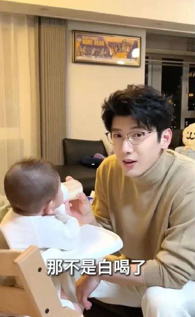 35岁刘芮麟带娃健身火了！儿子迷你版复制粘贴，网友：这基因绝了