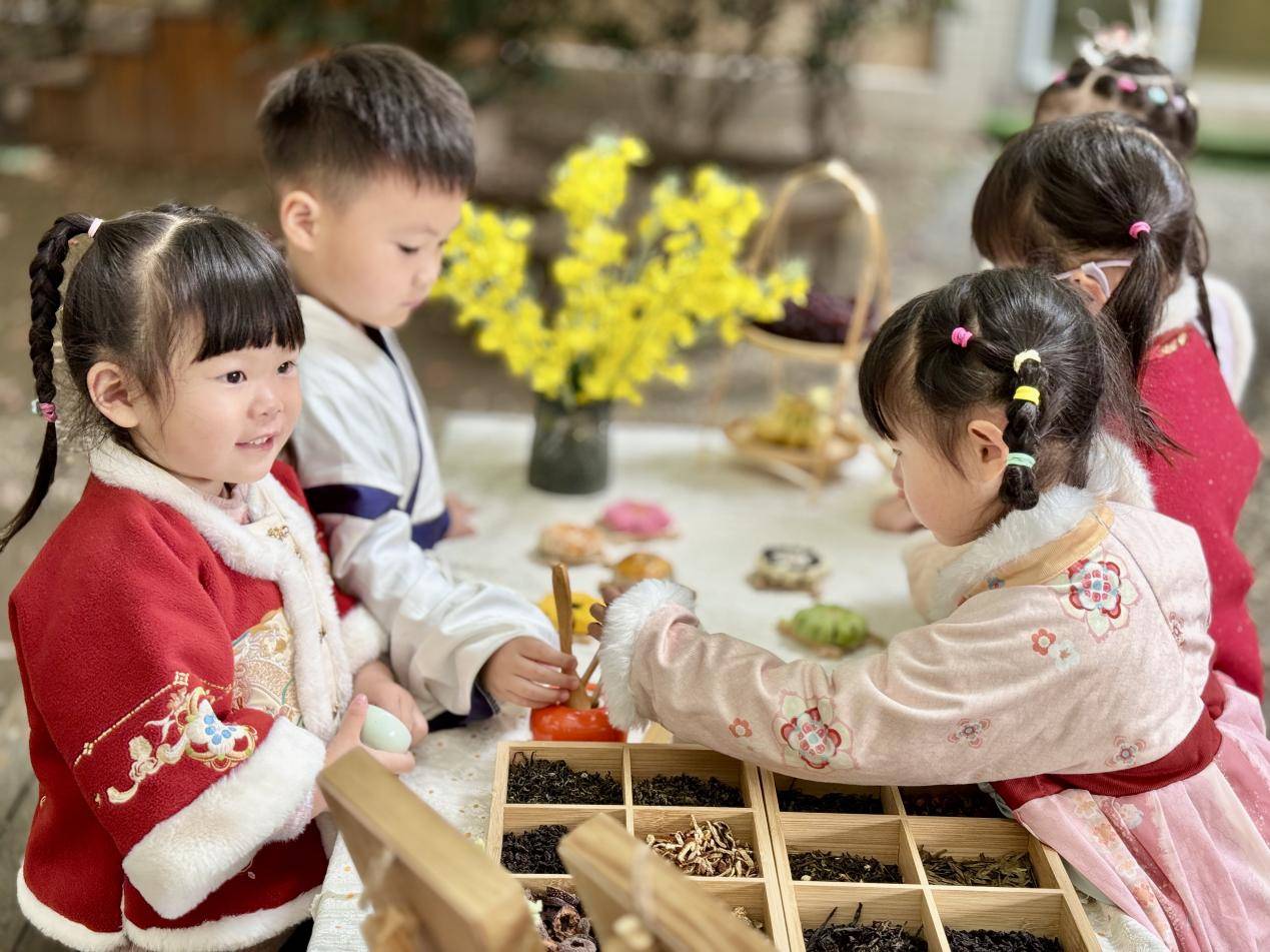这都可以（扬州育才幼儿园是民办还是公办）扬州育才实验幼儿园好进吗知乎，原创
            雨生百谷 童趣盎然 扬州市育才幼儿园文昌园开展“谷雨”主题活动，扬州声谷，