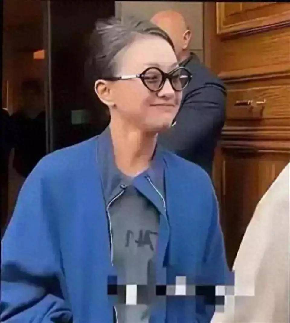 51岁周迅白发素颜逛街照引热议 网友 老得坦然比滤镜更动人