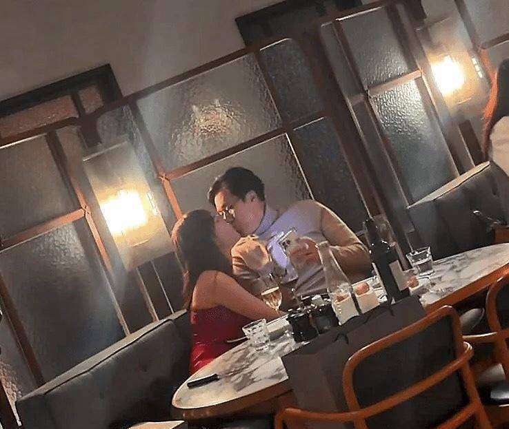 小三嚣张喊话原配：你的难关我来扛！9年生4胎她凭啥这么狂？