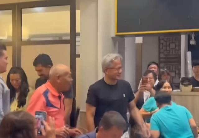 黄仁勋与家人台湾省聚餐！爸爸与哥哥都秃顶，因祖籍问题网友破防
