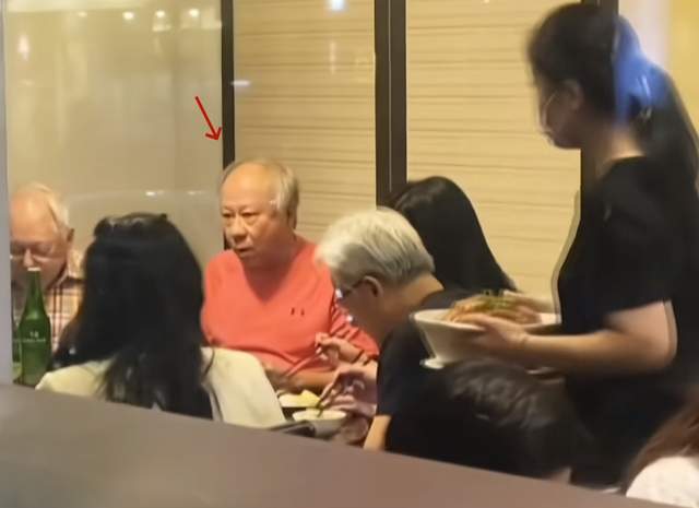 黄仁勋与家人台湾省聚餐！爸爸与哥哥都秃顶，因祖籍问题网友破防