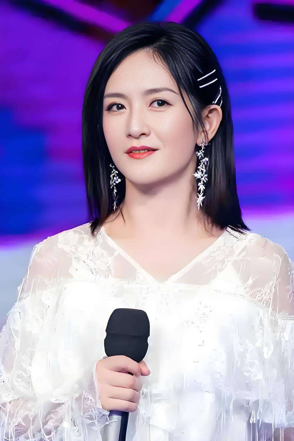 谢娜乘风直播打断流程挺直腰杆掏手卡官宣情怀人设秒崩塌