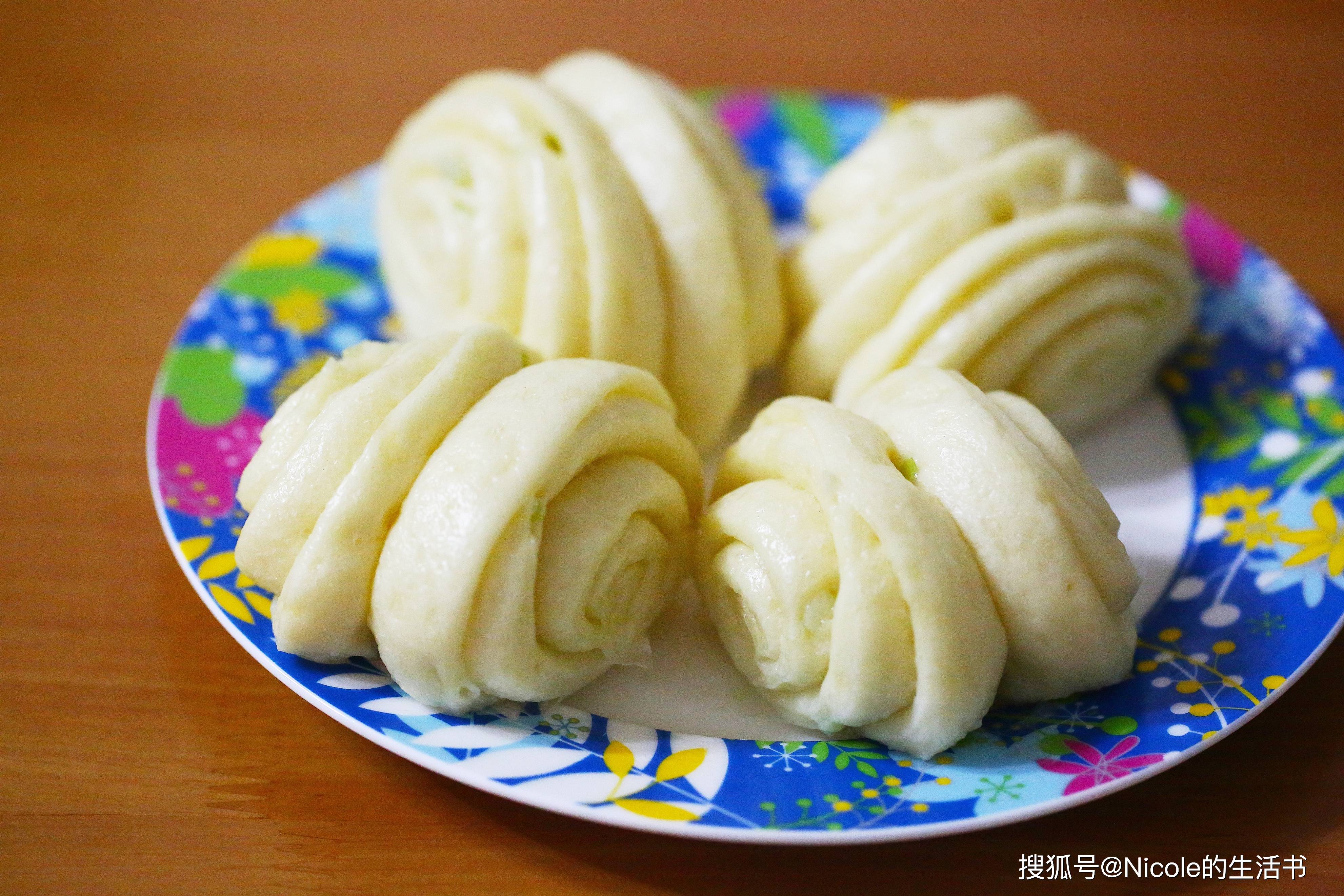 
        葱油小花卷：方寸面点香，三餐四季的温柔陪伴