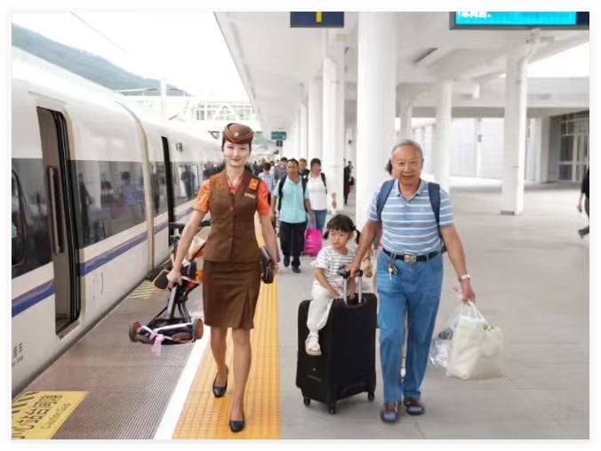 流动的铁路暑运 不变的真情守护