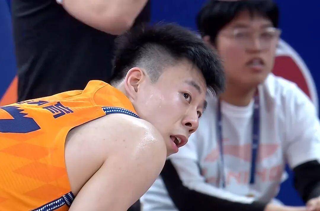 CBA三消息:张镇麟签新合同广东有意北京外援山东报价前马刺后卫