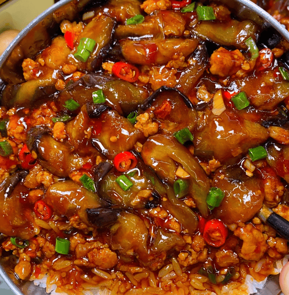 肉末煸炒逼出脂香，豆瓣酱炒红油奠定醇厚底味