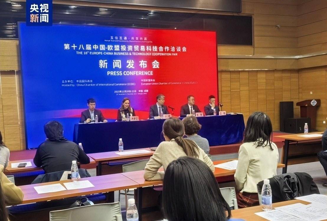 
        欧盟彻底破防！中国货轮满载2.4万个集装箱杀到欧洲，返程空箱，背后真相太扎心