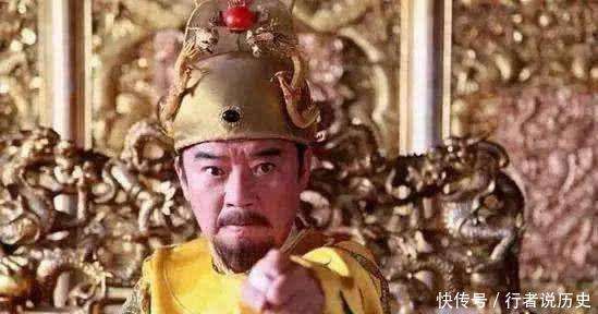 
        朱元璋深夜批阅奏折，宫女送来西瓜，朱元璋勃然大怒：拖出去砍了