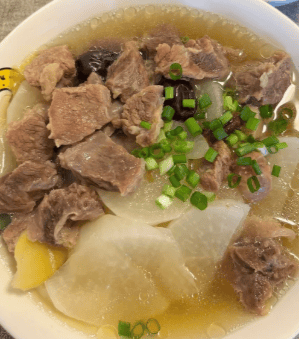 焖煮萝卜牛肉，慢火释放肉与萝卜鲜甜