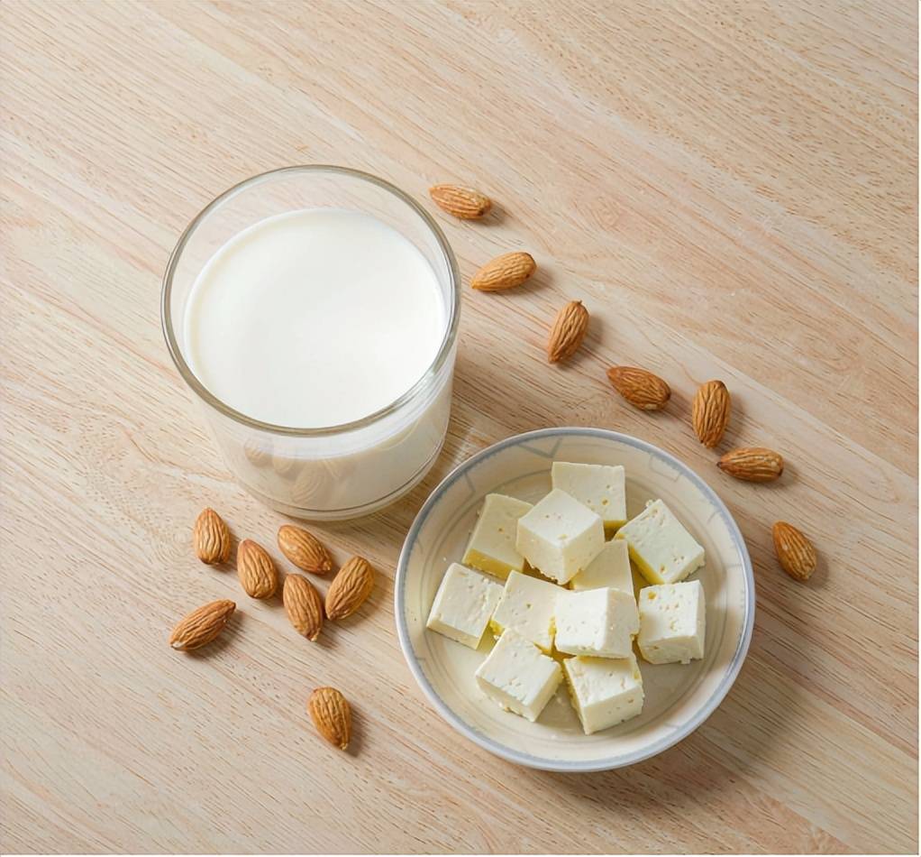 复原乳和纯牛奶，蛋白质、钙到底差多少？一笔一笔算清