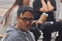 52岁汪涵在路边吃槟榔被偶遇，打扮随性像老大爷，三十年的习惯改不掉