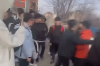 初一男生校门口遭群殴听力受损或失聪