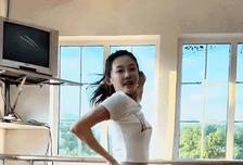 苗苗确定生过仨娃吗？穿露脐装肚子好平坦，真羡慕郑恺