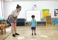 从上幼儿园开始，就进行英语启蒙，好处多到老师都点赞了