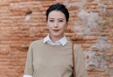 高圆圆带火了一种简约穿搭：针织衫+衬衫+阔腿裤，高级时髦又保暖
