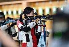 组图：亚运女子10米气步枪团体中国夺金 王子菲镇定瞄靶图2