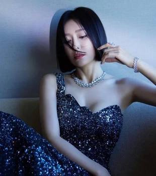 46岁秦岚晒出盛夏最新美照，演绎成熟御姐风韵，不被定义的美