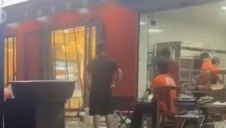 “烧烤店工作人员穿拖鞋在店内盆中洗脚”，官方通报