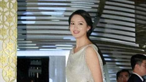 艳压奚梦瑶，拒嫁30亿豪门，怀孕6个月上春晚稳居C位：真人生赢家
