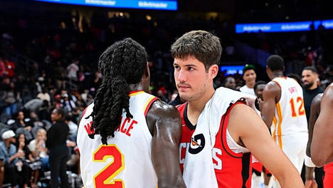 小猫咪被捡起来竟然装死