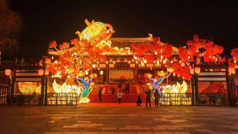 横店过大年：飙戏追剧逛灯会，一次全体验！