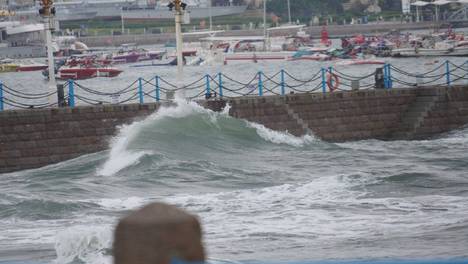 风大浪急！青岛栈桥掀大浪 多景区封闭
