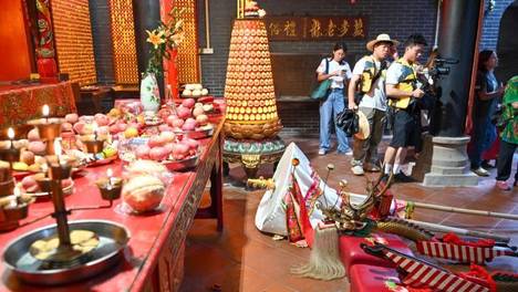 广东佛山594岁“盐步老龙”采青迎端午