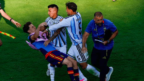 开查！FIFA指控阿根廷种族歧视+辱骂 帕雷德斯被控殴打 加维也被指控