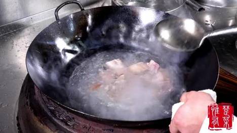 楚菜绽放│脐橙之乡，橙子利用到极致，皮都可做菜！橙皮腊蹄火锅，香极了！