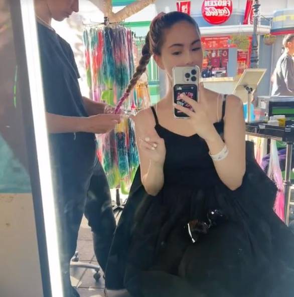 独居老人网购花费200万睡在快递上