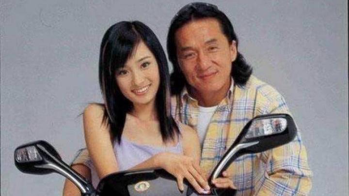 17岁杨幂曾被49岁成龙搂在怀里,你觉得她整容了吗?